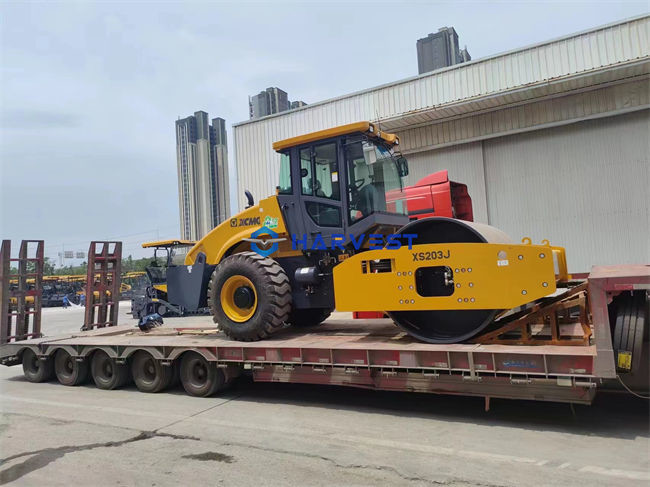 最新の会社の事例について タンザニアへコンテナで輸送された20トンのシングルドラムロードローラーXS203J